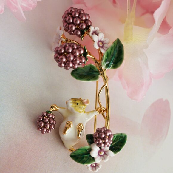 Cute mouse and black berry brooch - Picture 6 of 8